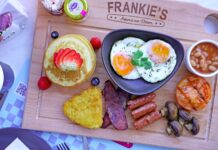 Najlepsze śniadania w USA: dinery, pancake house’y i lokalne bary śniadaniowe, które warto odwiedzić Amerykańskie śniadanie: jajka, pankejki, kiełbaski na talerzu
