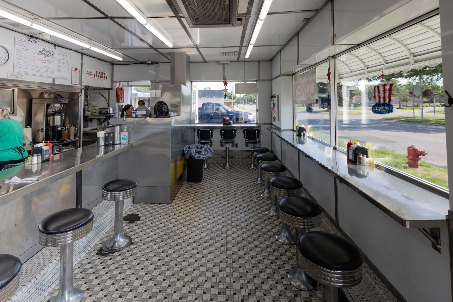 Wnętrze retro dineru w Livonii, Michigan z szachownicową podłogą