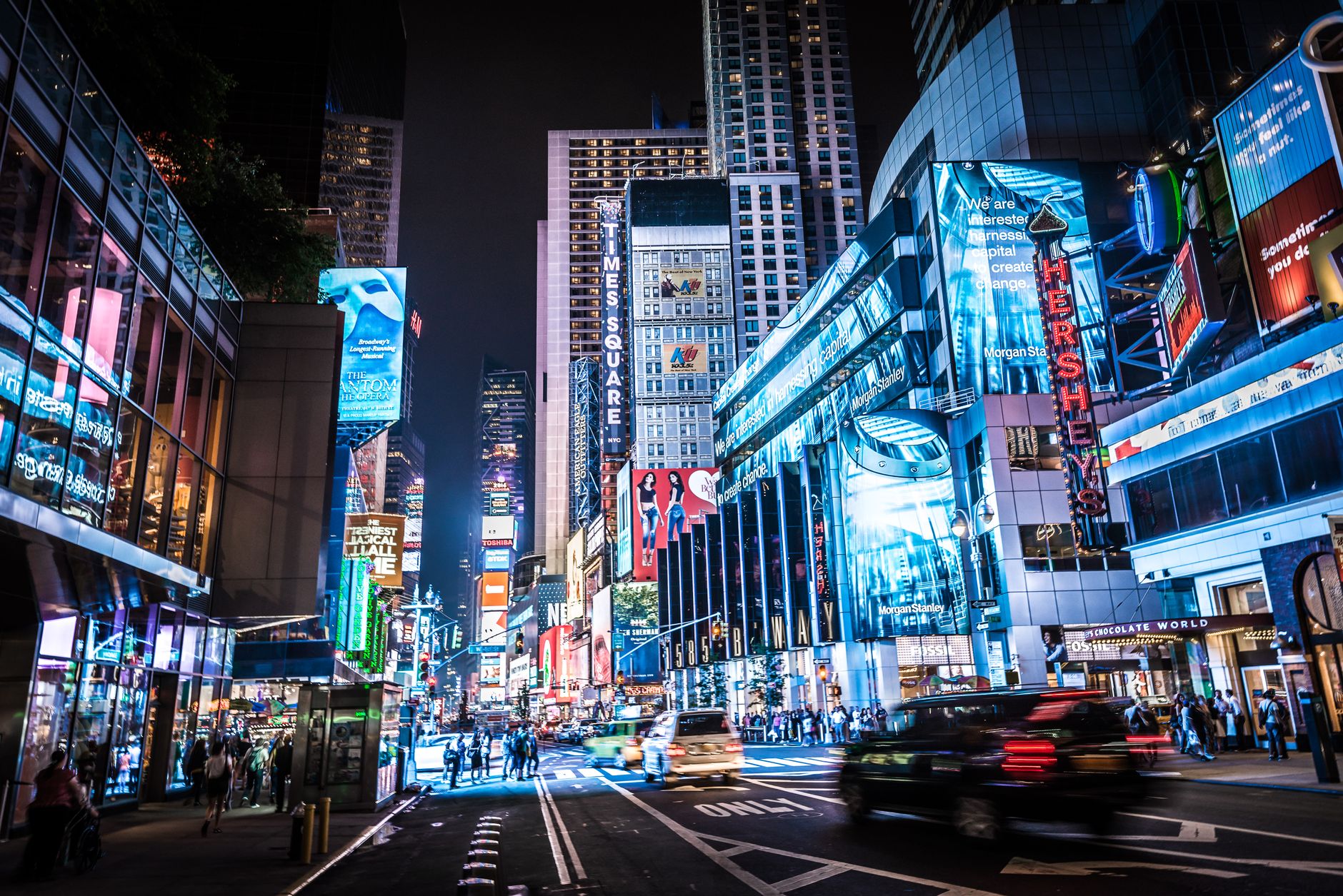 Nocny Times Square w Nowym Jorku pełen świateł i kolorów