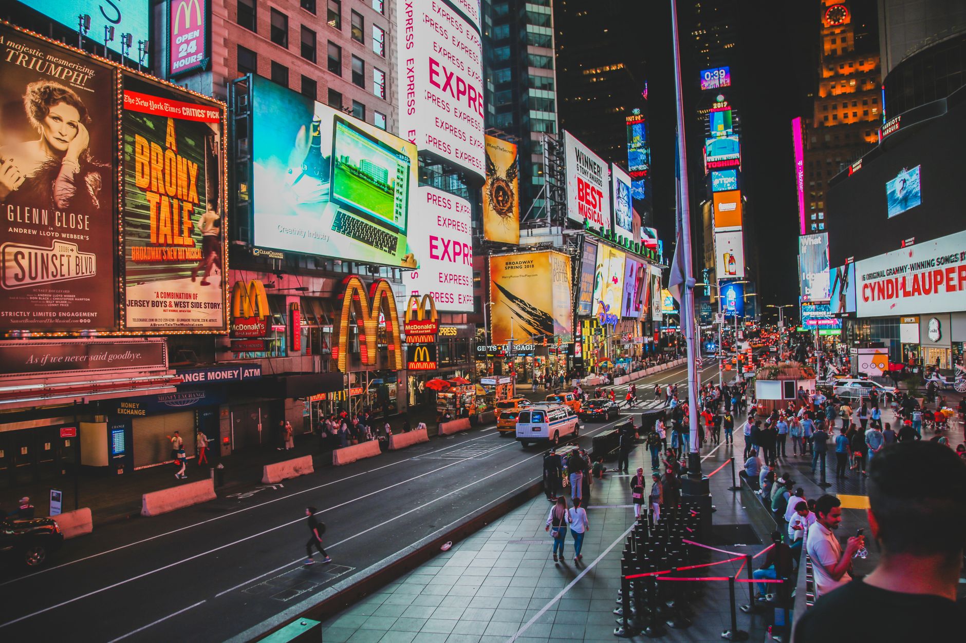 Nocny Times Square z tłumem i podświetlonymi billboardami