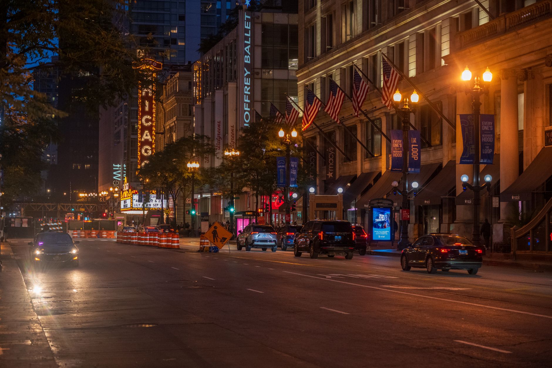Nocny widok na ulicę w Chicago z neonem Chicago Theatre