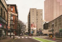 Portland miasto hipsterów i rzemieślniczej kawy: co warto zobaczyć naprawdę Ulica w centrum Portland z historycznym neonem i nowoczesną zabudową