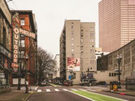 Portland miasto hipsterów i rzemieślniczej kawy: co warto zobaczyć naprawdę Ulica w centrum Portland z historycznym neonem i nowoczesną zabudową