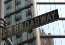 Broadway, off-Broadway i dalej: jak czytać mapę teatralną Nowego Jorku Zbliżenie na kultowy znak Broadwayu w Nowym Jorku