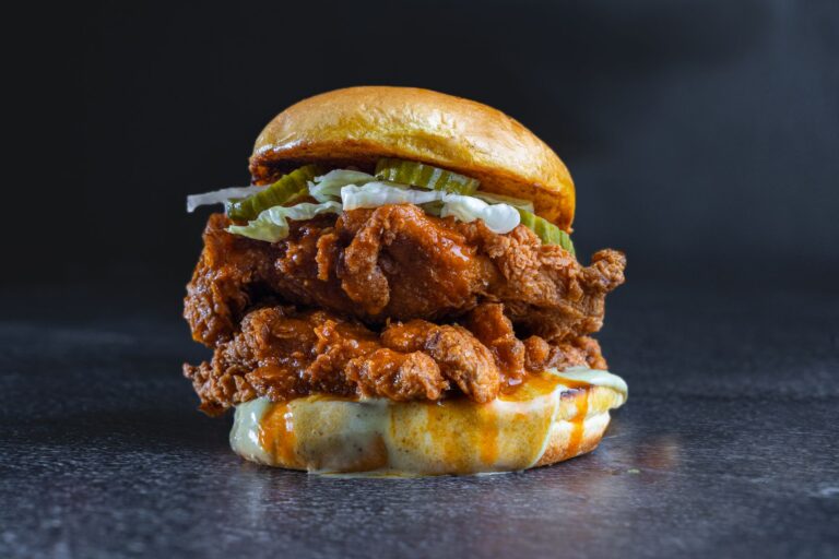 Burger z panierowanym kurczakiem, piklami i sosem serowym