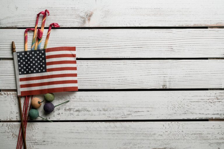 Flaga USA i fajerwerki na rustykalnym drewnianym stole
