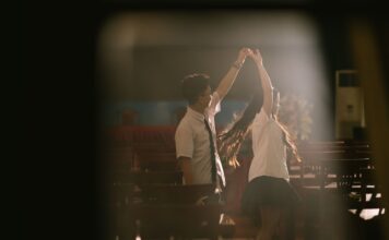 High school prom – jak wygląda tradycyjny bal maturalny w amerykańskiej szkole? Uczniowie liceum tańczą w słonecznej klasie w Lạng Sơn